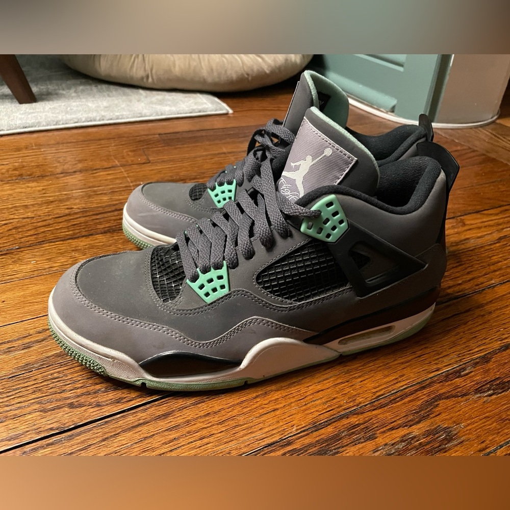 Air Jordan 4 Green Glow size 9.5